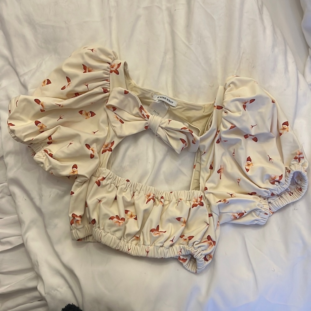 Weworewhat bikini top w/ ruffle puff sleeve - xs - light yellow/cream w/ flowers